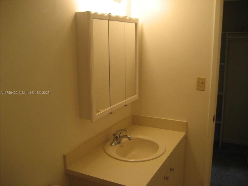 Recently Rented: $2,400 (2 beds, 2 baths, 986 Square Feet)
