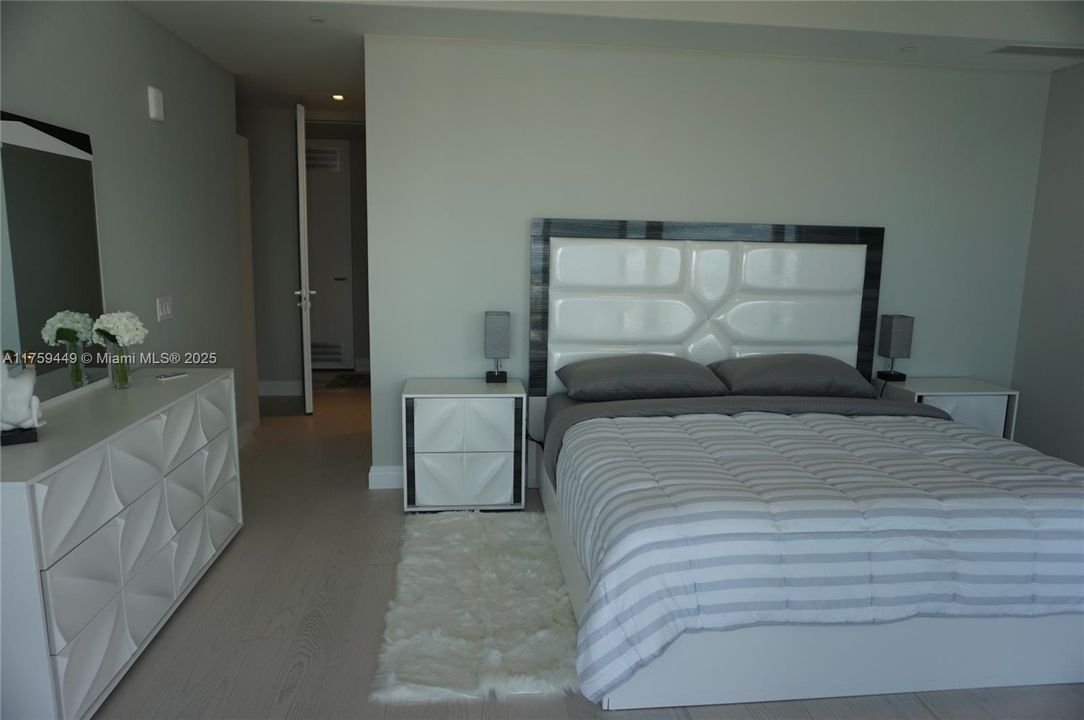 На продажу: $2,600,000 (2 спален, 2 ванн, 1214 Квадратных фут)