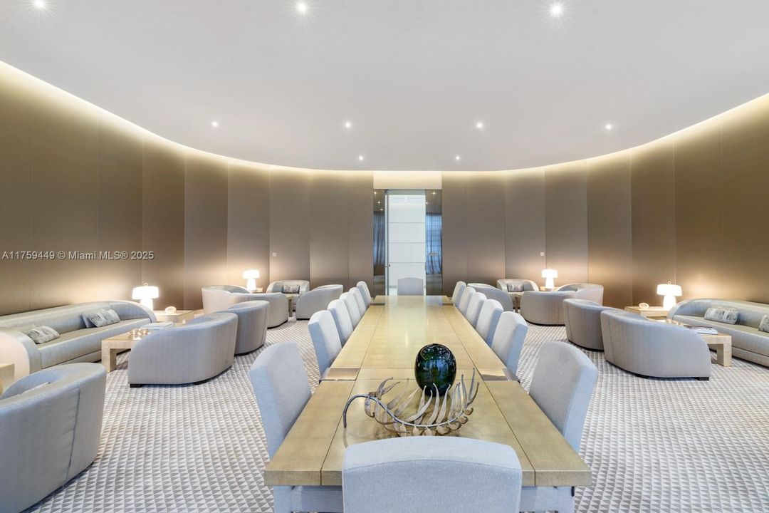 На продажу: $2,600,000 (2 спален, 2 ванн, 1214 Квадратных фут)