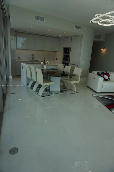 На продажу: $2,600,000 (2 спален, 2 ванн, 1214 Квадратных фут)