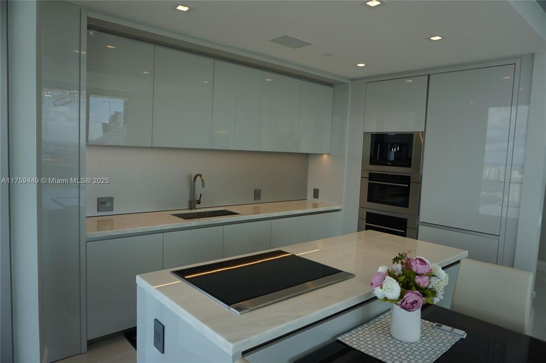 На продажу: $2,600,000 (2 спален, 2 ванн, 1214 Квадратных фут)