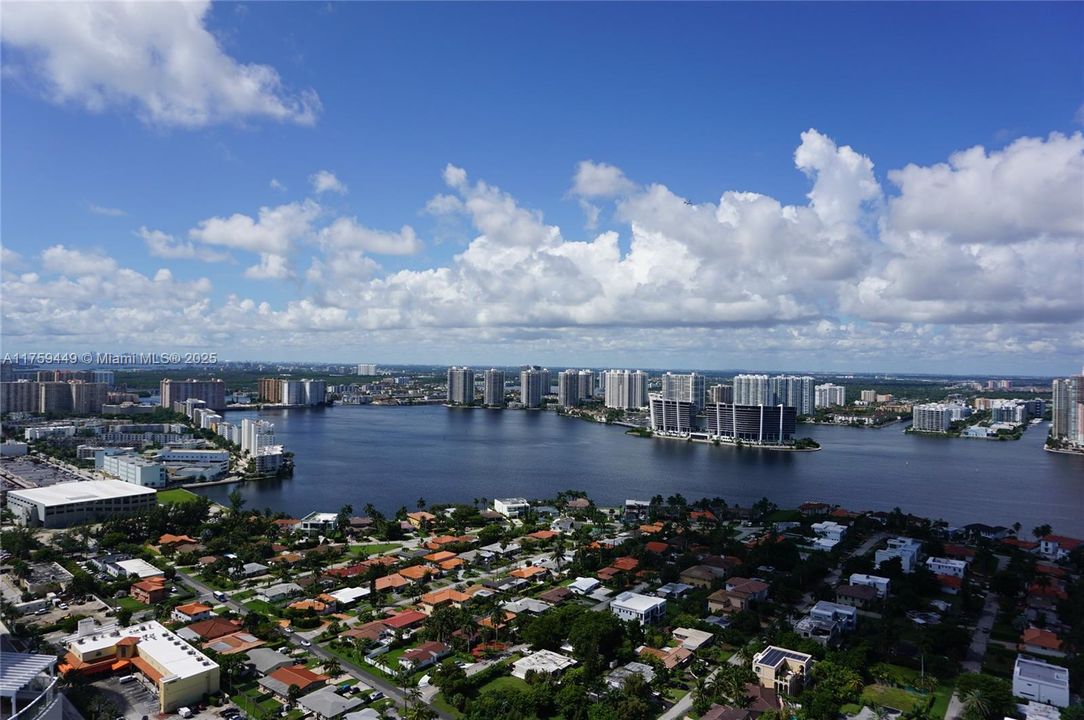 На продажу: $2,600,000 (2 спален, 2 ванн, 1214 Квадратных фут)