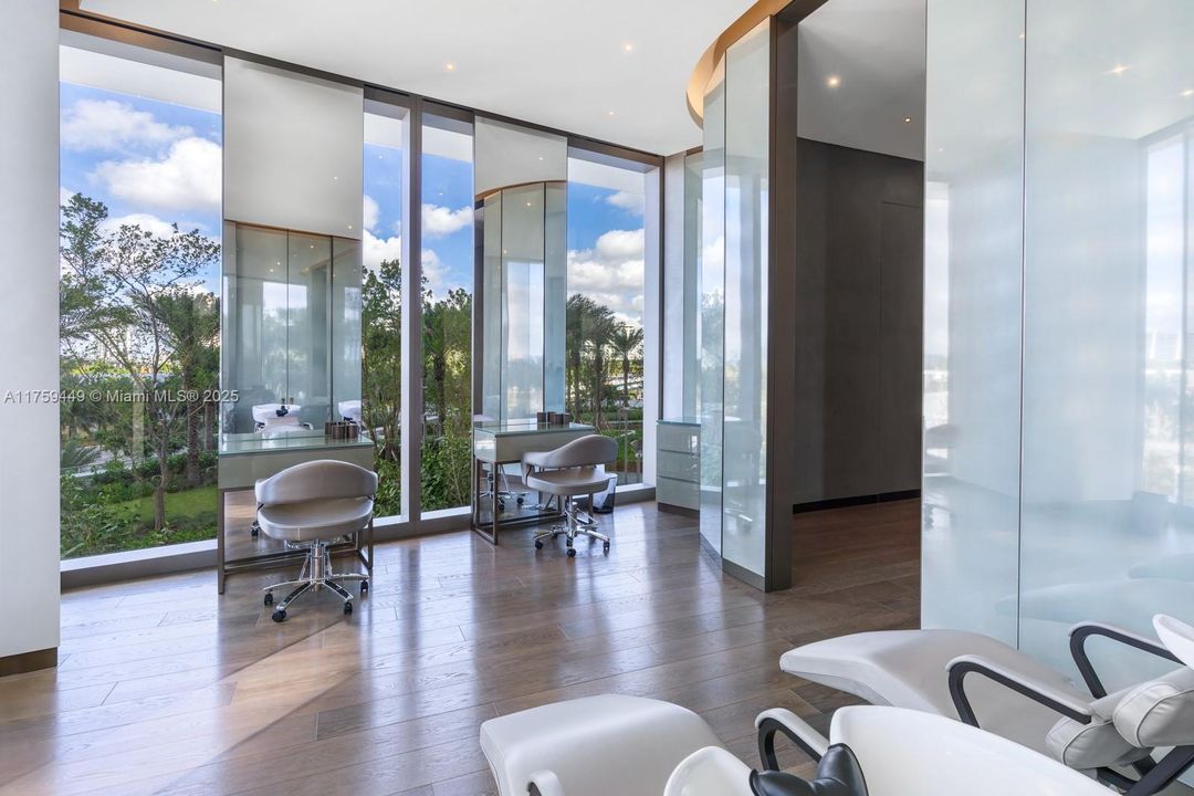 На продажу: $2,600,000 (2 спален, 2 ванн, 1214 Квадратных фут)