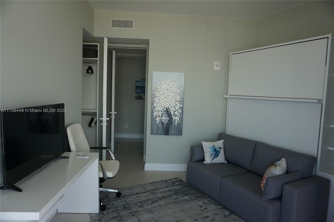 На продажу: $2,600,000 (2 спален, 2 ванн, 1214 Квадратных фут)