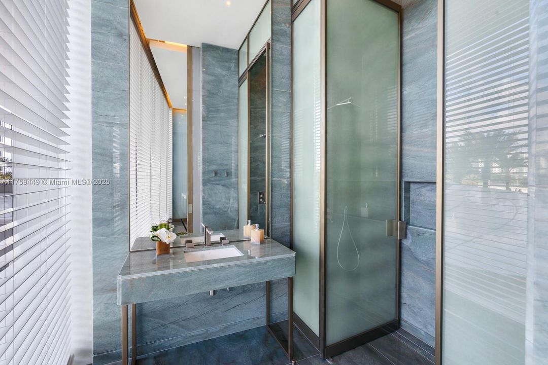 На продажу: $2,600,000 (2 спален, 2 ванн, 1214 Квадратных фут)