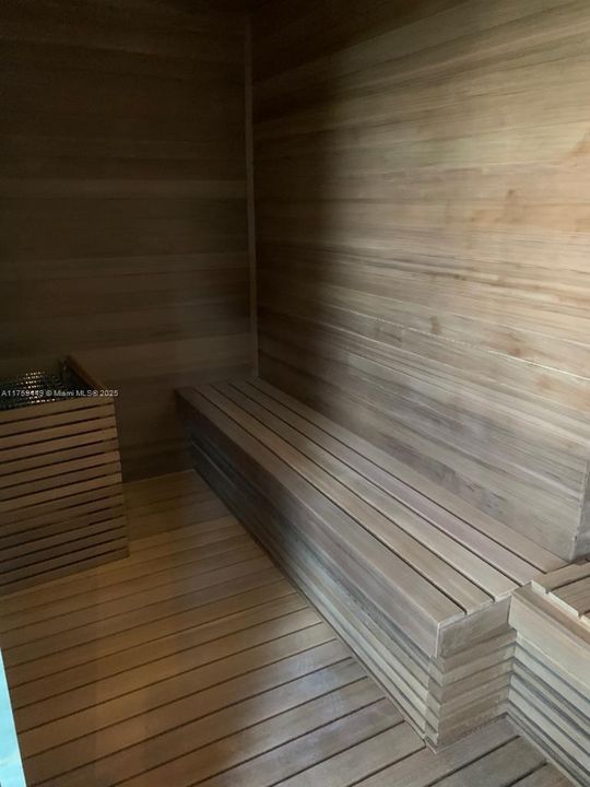 На продажу: $2,600,000 (2 спален, 2 ванн, 1214 Квадратных фут)