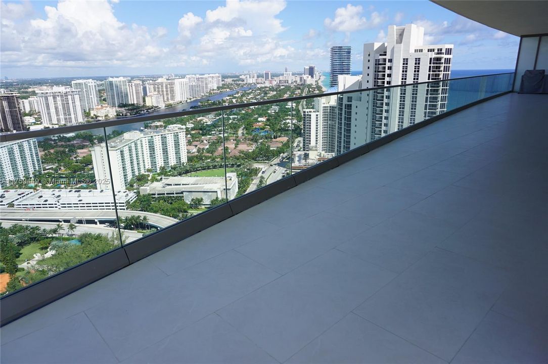 На продажу: $2,600,000 (2 спален, 2 ванн, 1214 Квадратных фут)