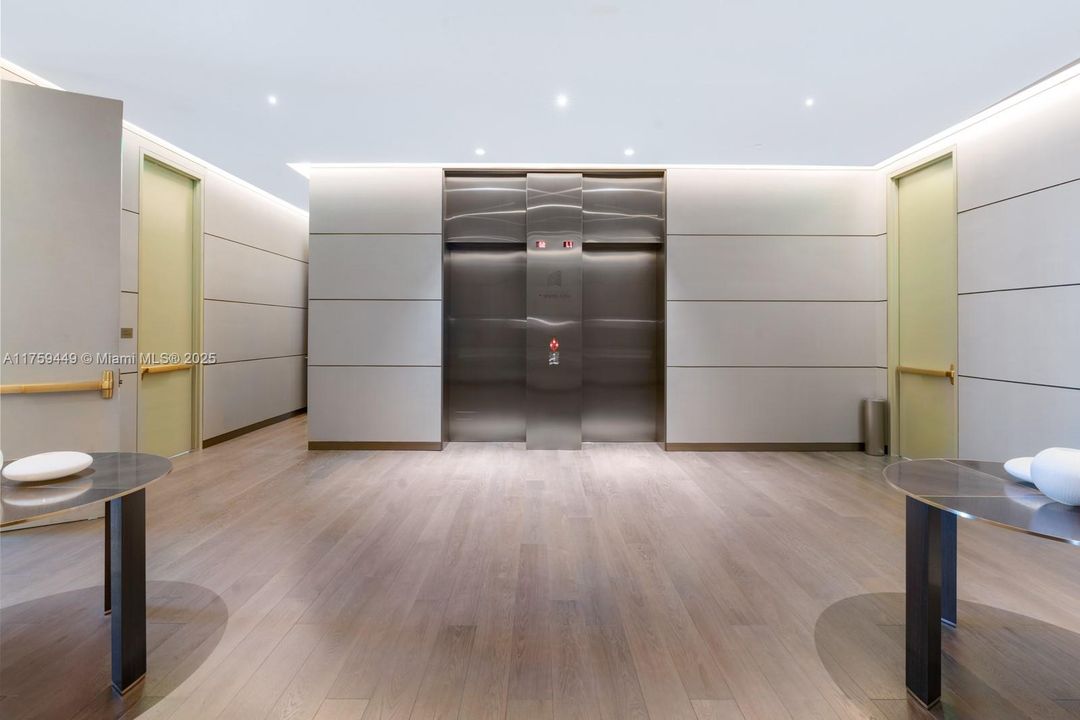 На продажу: $2,600,000 (2 спален, 2 ванн, 1214 Квадратных фут)