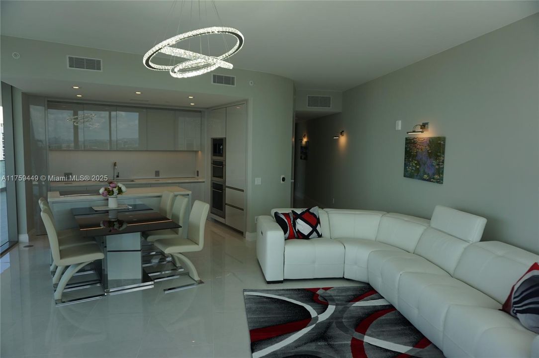 На продажу: $2,600,000 (2 спален, 2 ванн, 1214 Квадратных фут)