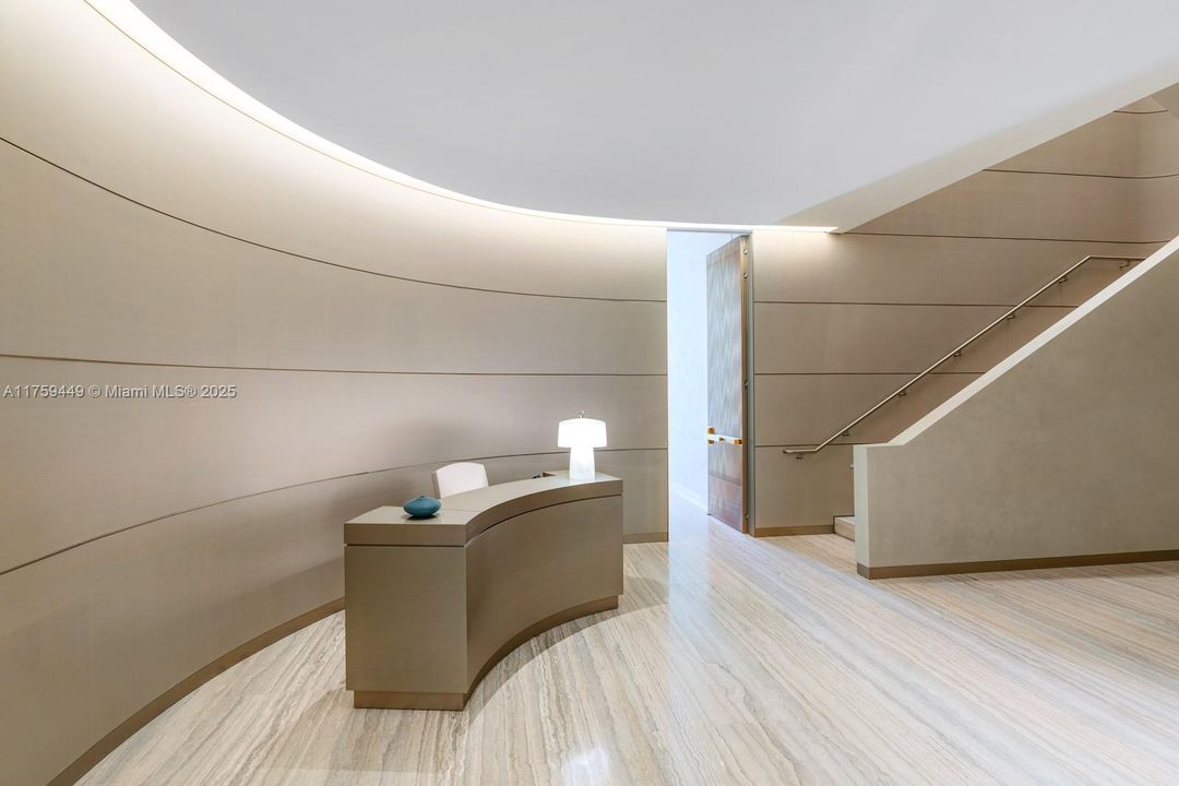 На продажу: $2,600,000 (2 спален, 2 ванн, 1214 Квадратных фут)