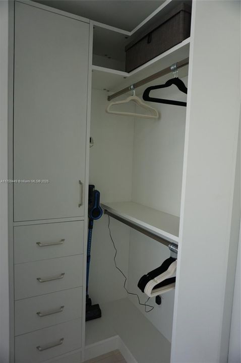 На продажу: $2,600,000 (2 спален, 2 ванн, 1214 Квадратных фут)