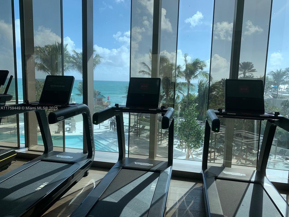 На продажу: $2,600,000 (2 спален, 2 ванн, 1214 Квадратных фут)