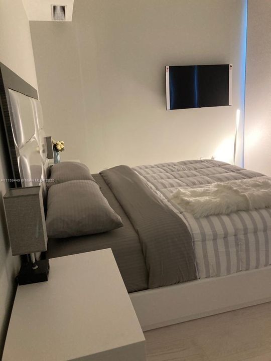 На продажу: $2,600,000 (2 спален, 2 ванн, 1214 Квадратных фут)