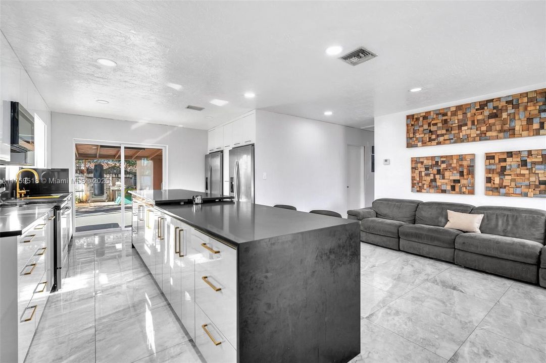 Vendido Recientemente: $450,000 (2 camas, 1 baños, 1172 Pies cuadrados)