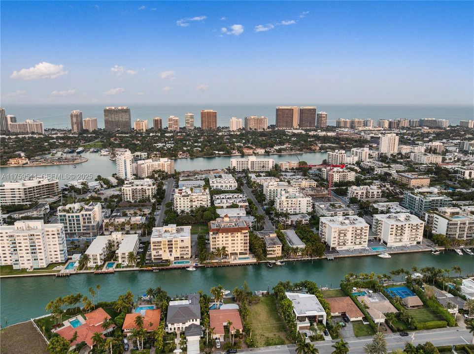 Недавно продано: $750,000 (2 спален, 2 ванн, 1430 Квадратных фут)