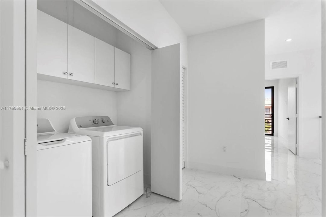 Recently Sold: $1,150,000 (4 beds, 4 baths, 2405 Square Feet)