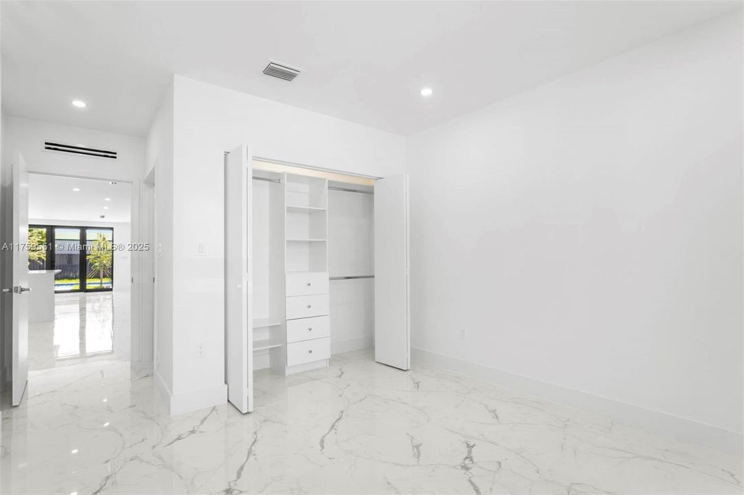 Recently Sold: $1,150,000 (4 beds, 4 baths, 2405 Square Feet)