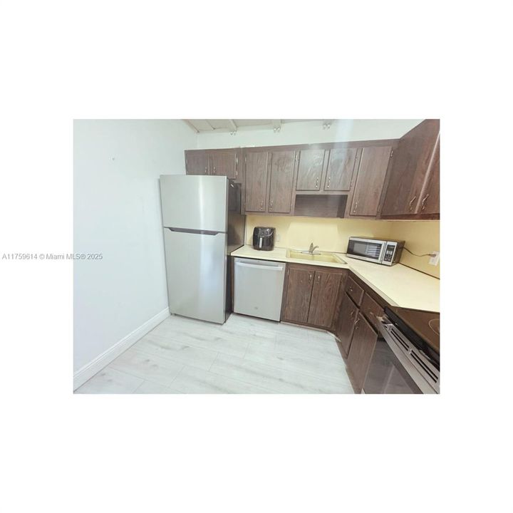 На продажу: $215,000 (1 спален, 1 ванн, 741 Квадратных фут)