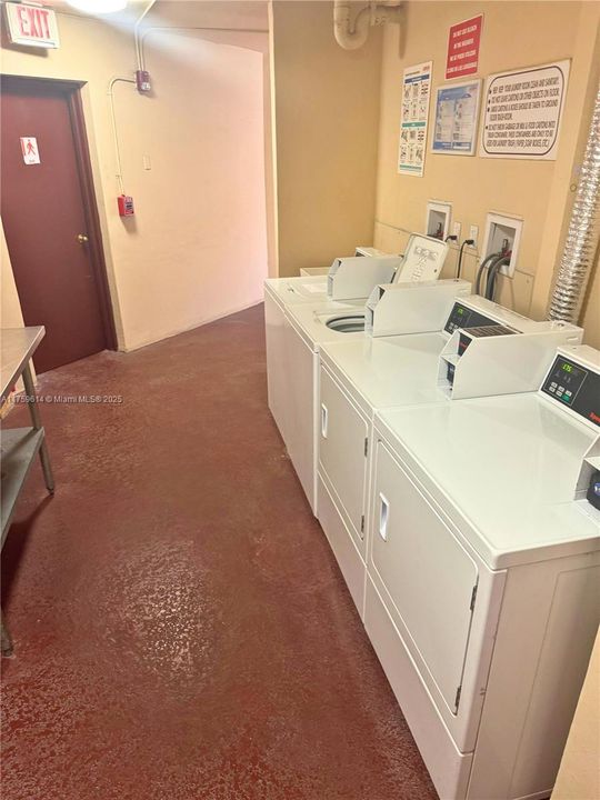 На продажу: $215,000 (1 спален, 1 ванн, 741 Квадратных фут)