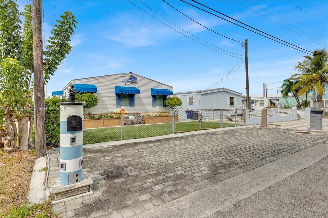 Recently Sold: $875,000 (3 beds, 2 baths, 1161 Square Feet)