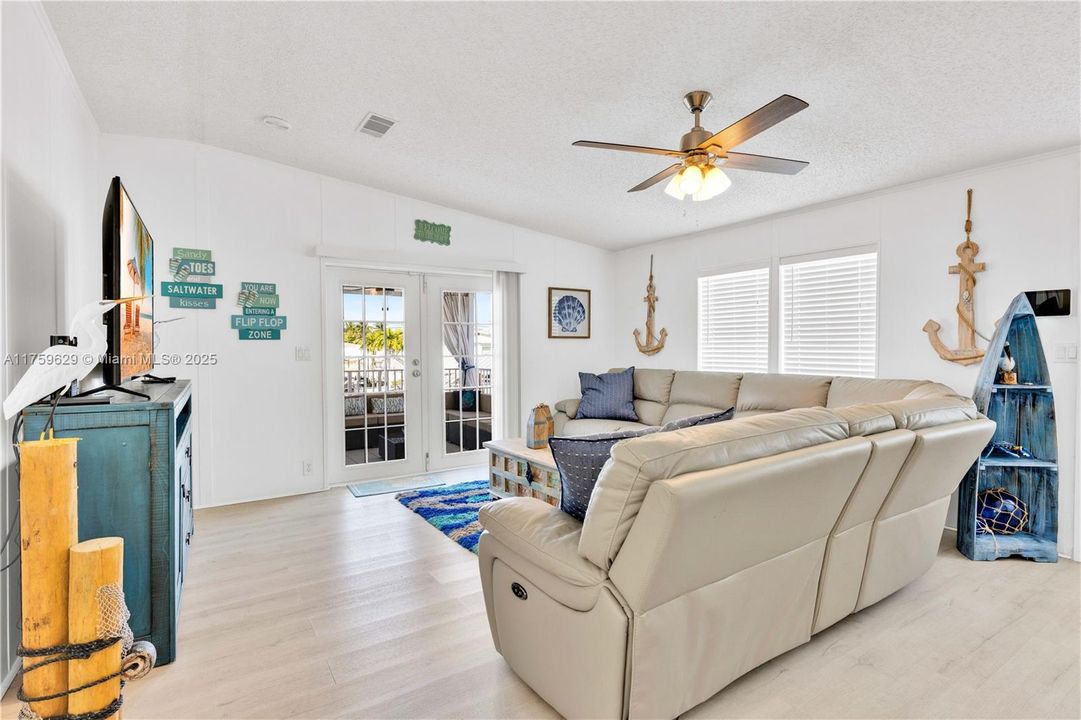 Recently Sold: $875,000 (3 beds, 2 baths, 1161 Square Feet)