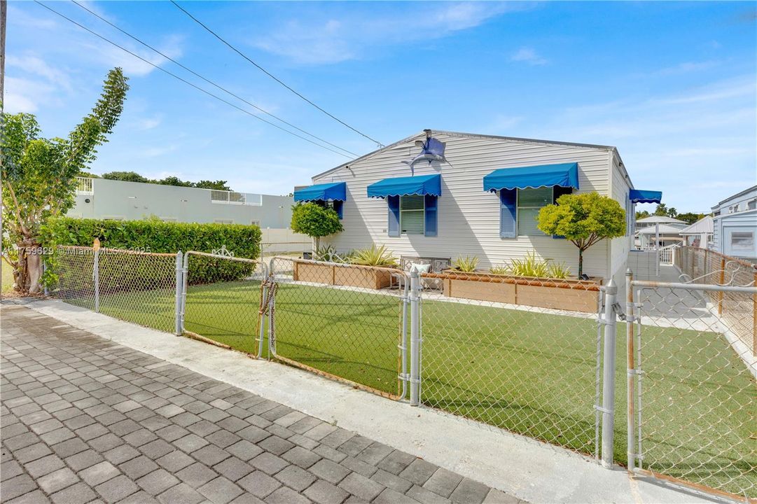 Recently Sold: $875,000 (3 beds, 2 baths, 1161 Square Feet)