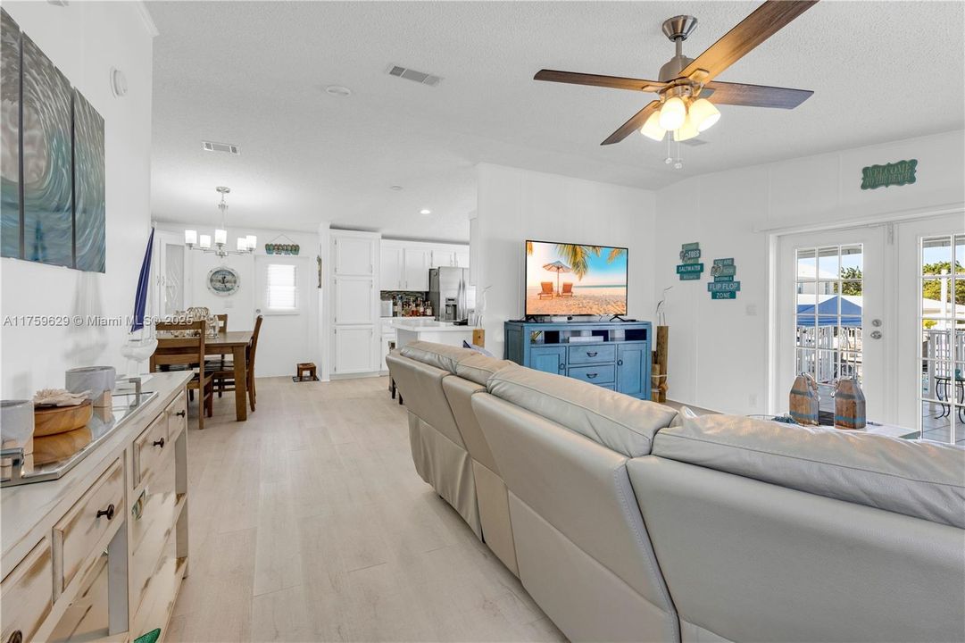 Recently Sold: $875,000 (3 beds, 2 baths, 1161 Square Feet)