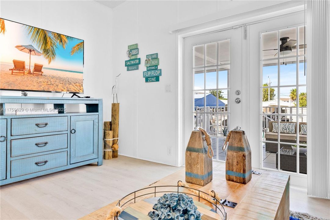 Recently Sold: $875,000 (3 beds, 2 baths, 1161 Square Feet)