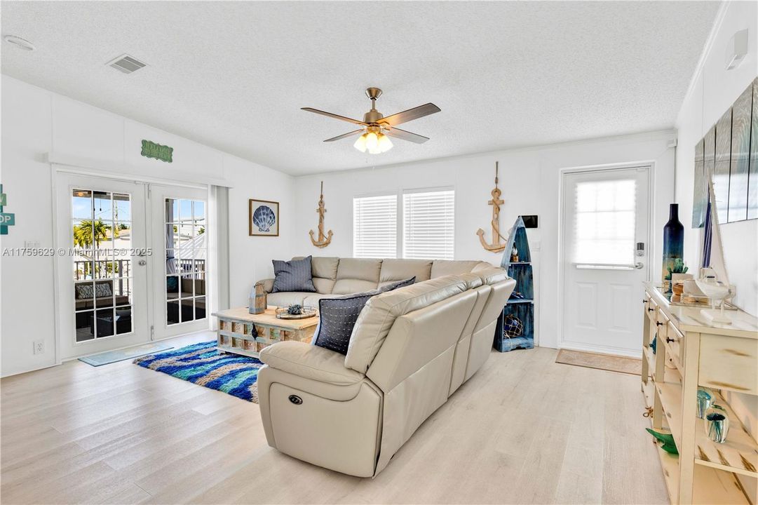 Recently Sold: $875,000 (3 beds, 2 baths, 1161 Square Feet)