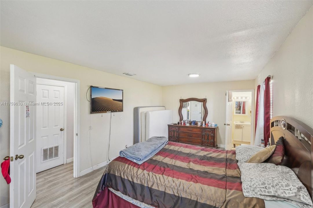 For Sale: $220,000 (3 beds, 1 baths, 1304 Square Feet)