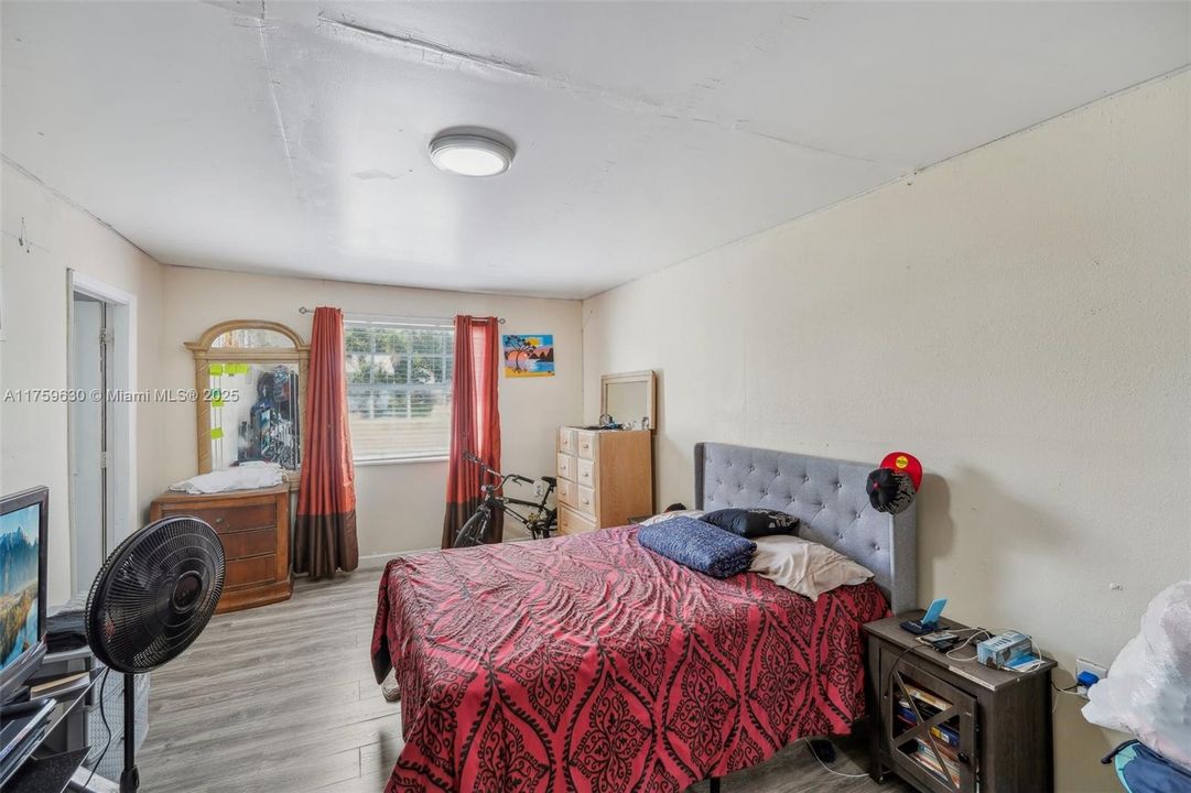 For Sale: $220,000 (3 beds, 1 baths, 1304 Square Feet)