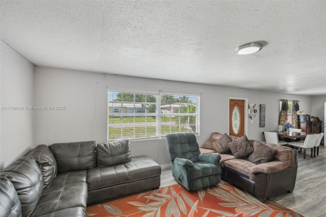 For Sale: $220,000 (3 beds, 1 baths, 1304 Square Feet)