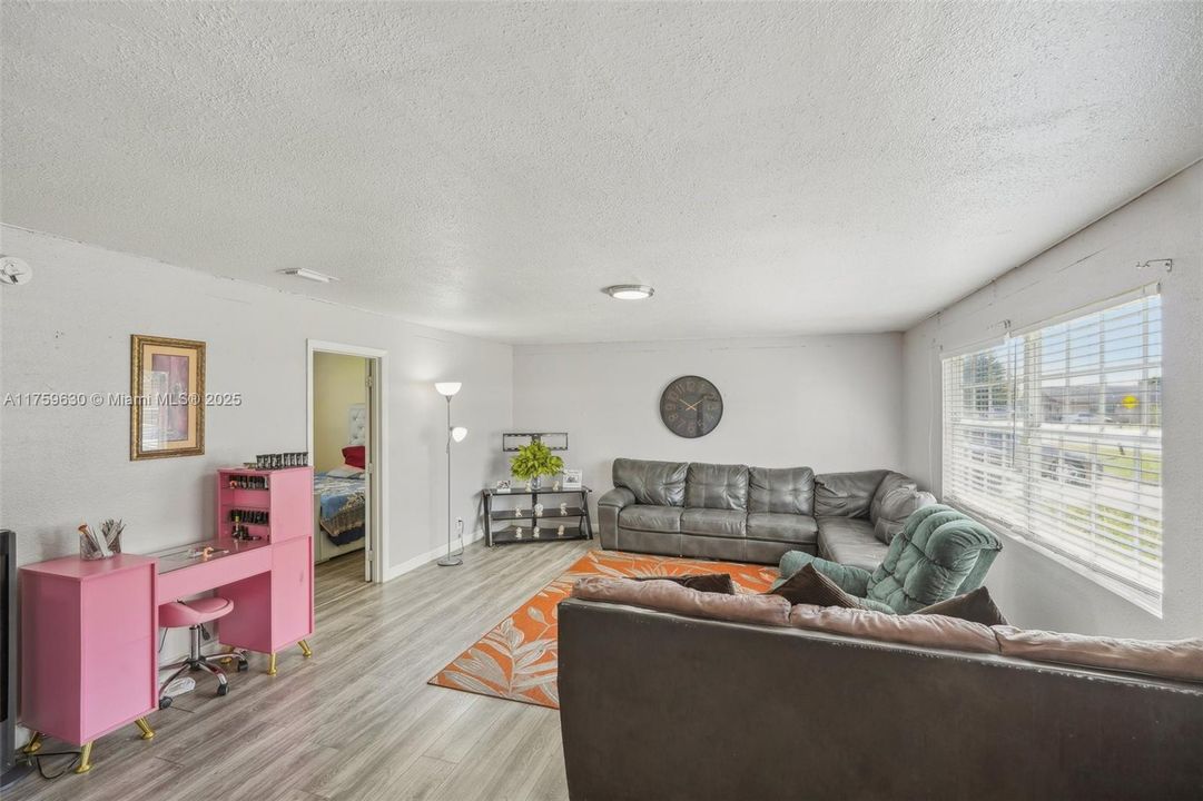 For Sale: $220,000 (3 beds, 1 baths, 1304 Square Feet)