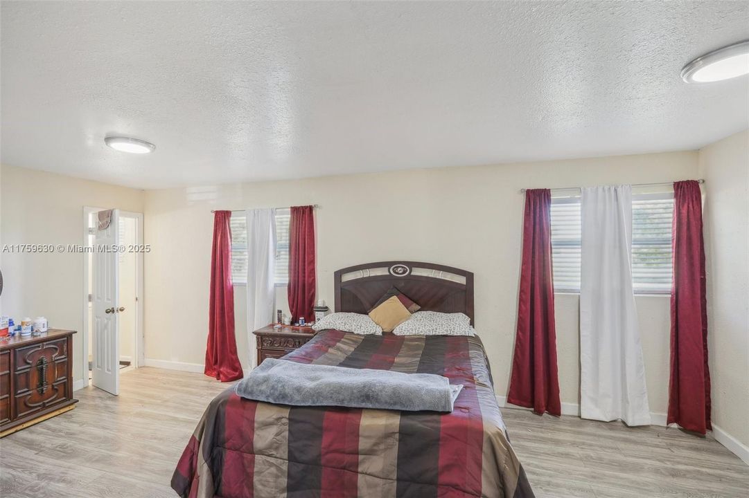 For Sale: $220,000 (3 beds, 1 baths, 1304 Square Feet)