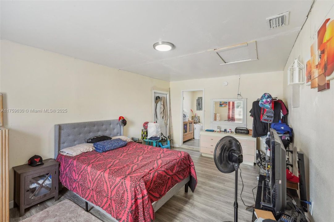 For Sale: $220,000 (3 beds, 1 baths, 1304 Square Feet)