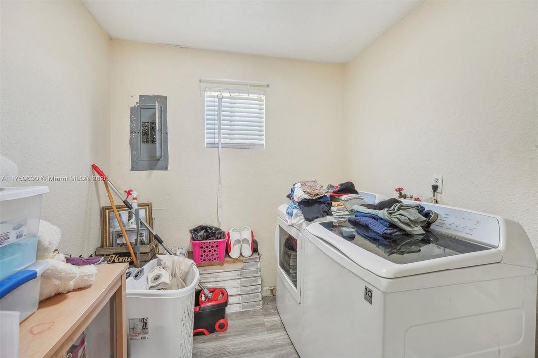 For Sale: $220,000 (3 beds, 1 baths, 1304 Square Feet)