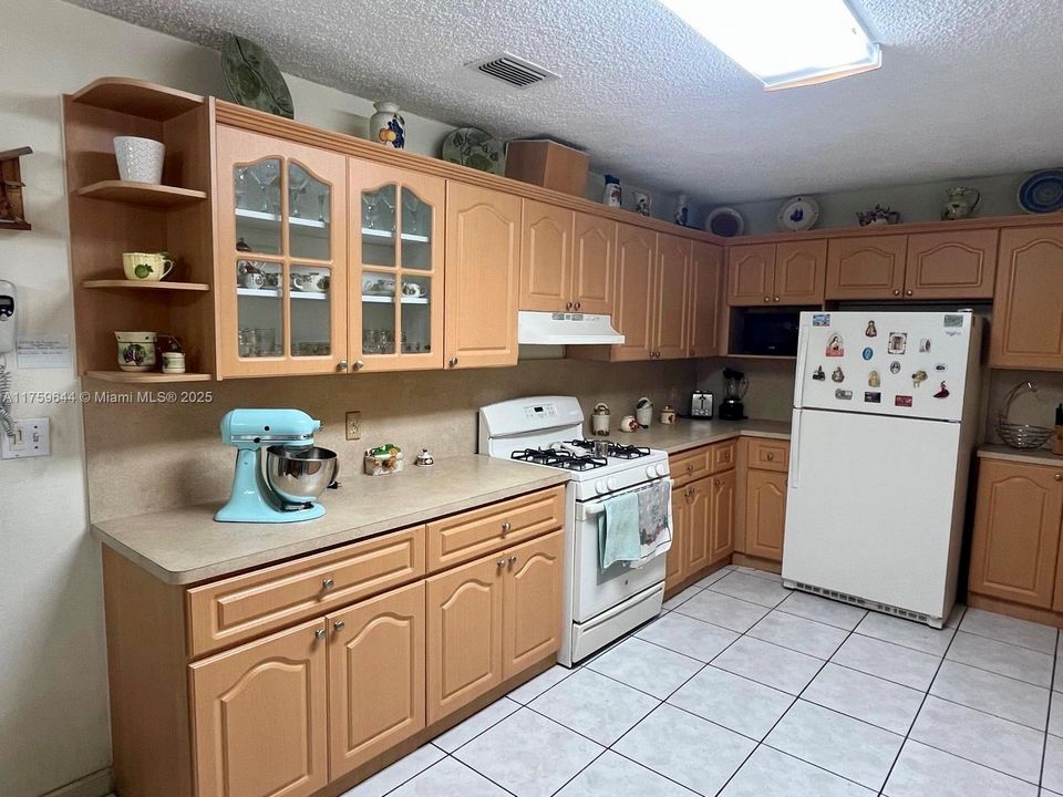 Recently Sold: $585,000 (4 beds, 2 baths, 1492 Square Feet)