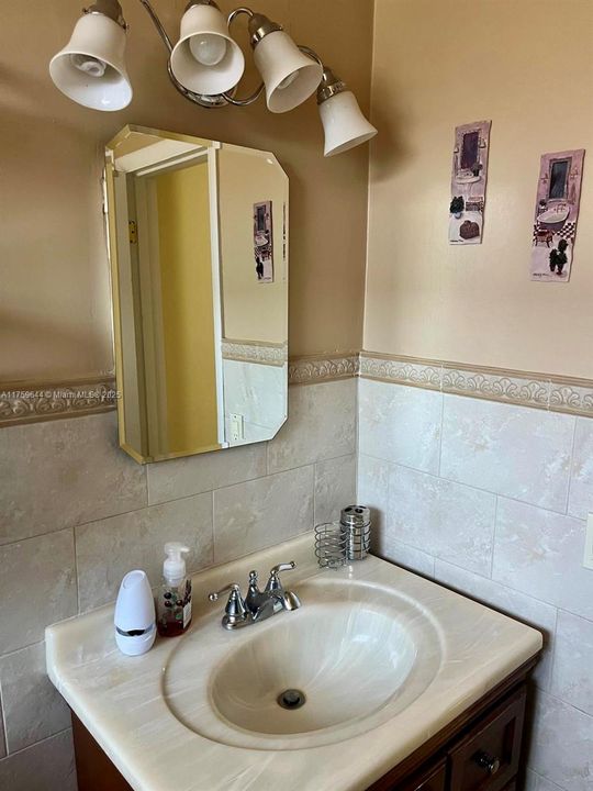 Recently Sold: $585,000 (4 beds, 2 baths, 1492 Square Feet)