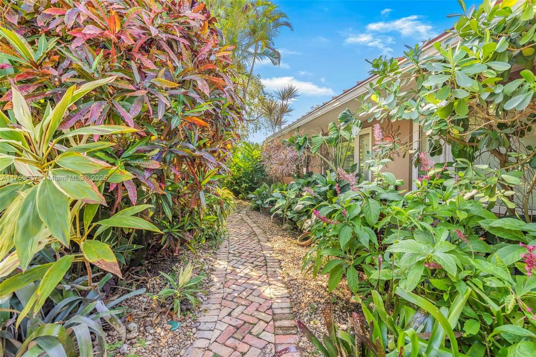 Recently Sold: $1,200,000 (3 beds, 2 baths, 1488 Square Feet)