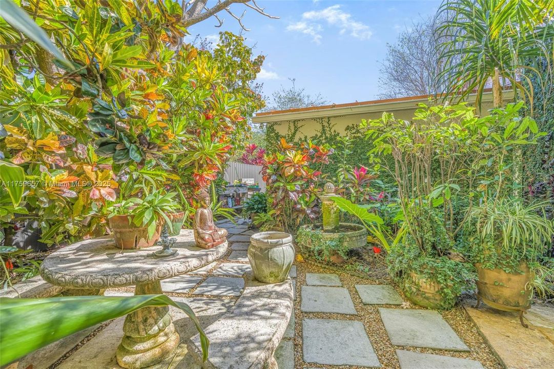 Recently Sold: $1,200,000 (3 beds, 2 baths, 1488 Square Feet)