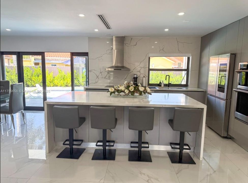 Недавно продано: $995,000 (4 спален, 3 ванн, 2039 Квадратных фут)