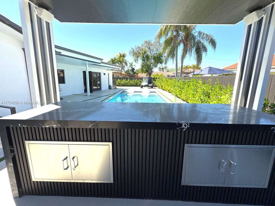 Недавно продано: $995,000 (4 спален, 3 ванн, 2039 Квадратных фут)