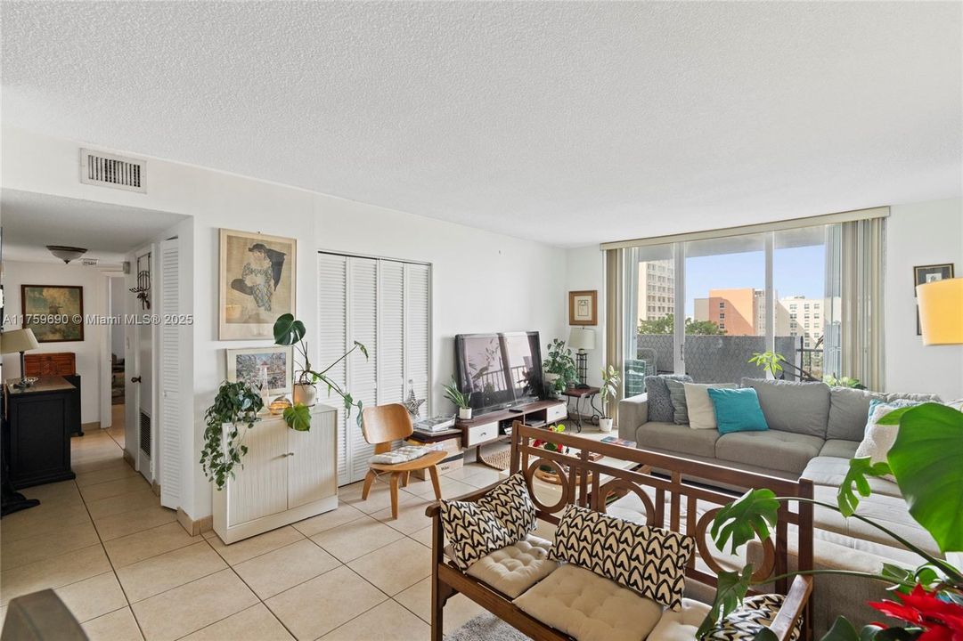 Vendido Recientemente: $169,000 (2 camas, 2 baños, 1058 Pies cuadrados)