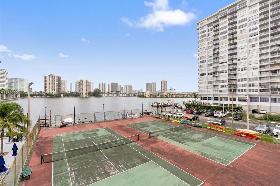 Vendido Recientemente: $169,000 (2 camas, 2 baños, 1058 Pies cuadrados)