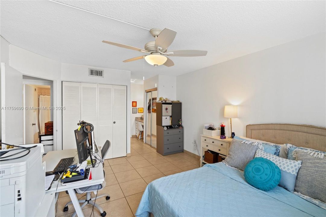 Vendido Recientemente: $169,000 (2 camas, 2 baños, 1058 Pies cuadrados)