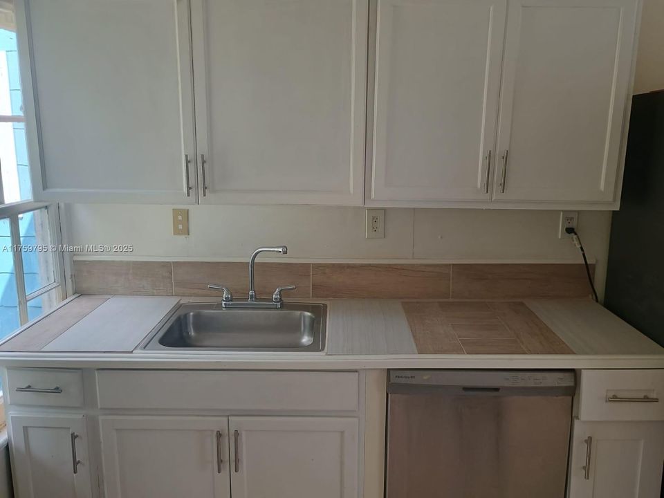 Recently Rented: $1,800 (1 beds, 1 baths, 0 Square Feet)