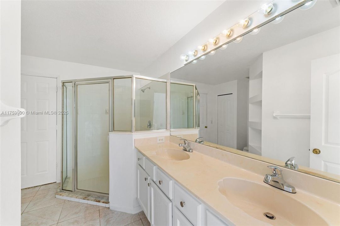 Recently Rented: $3,100 (3 beds, 2 baths, 1559 Square Feet)