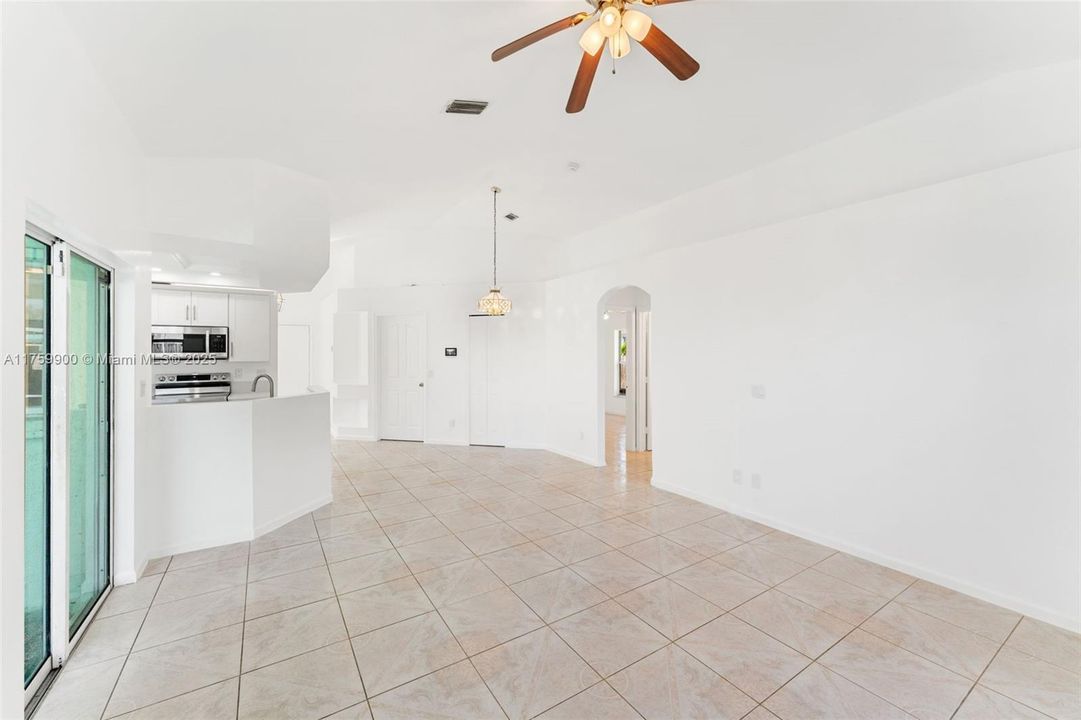 Recently Rented: $3,100 (3 beds, 2 baths, 1559 Square Feet)