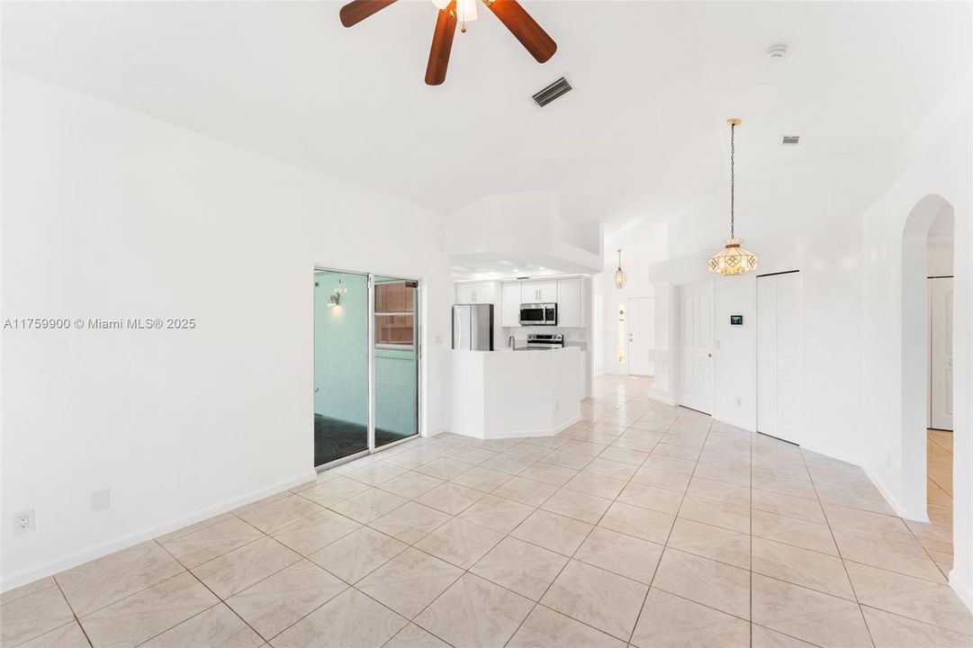 Recently Rented: $3,100 (3 beds, 2 baths, 1559 Square Feet)