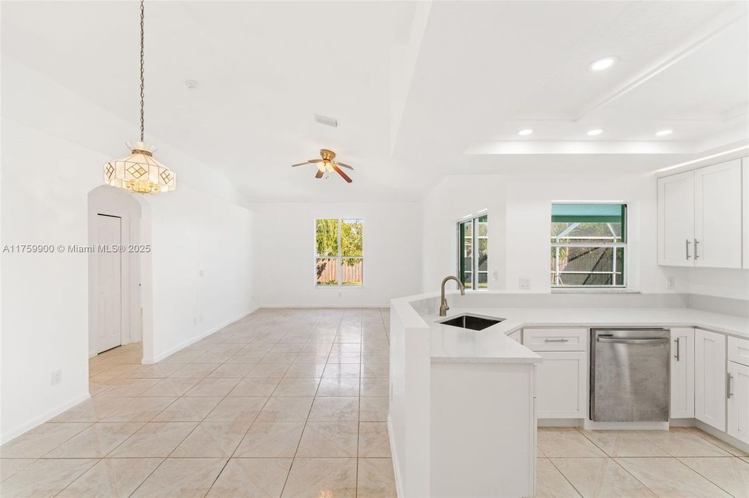 Recently Rented: $3,100 (3 beds, 2 baths, 1559 Square Feet)